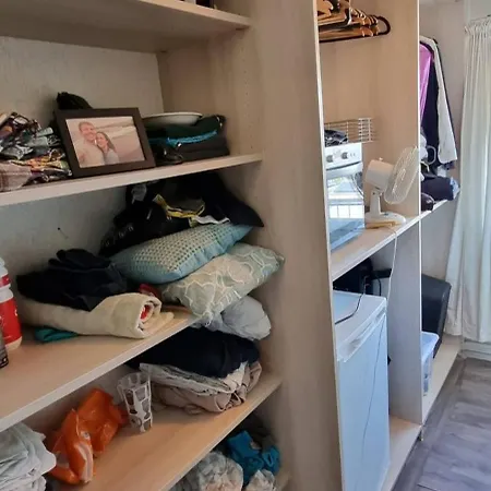 Δωμάτια σε οικογενειακή κατοικία Private 7m2 With Desk & Oven *